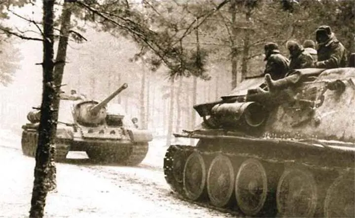 Колонна советских средних самоходноартиллерийских установок на марше в - фото 871