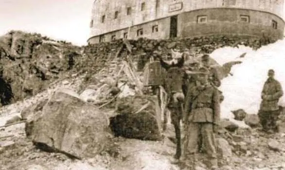 Немецкие горные егеря у Приюта одиннадцати высота 4130 метров по дороге на - фото 608