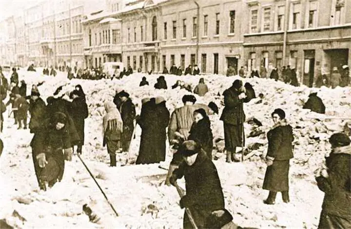 Жители блокадного Ленинграда убирают снег на проспекте Володарского ныне - фото 377