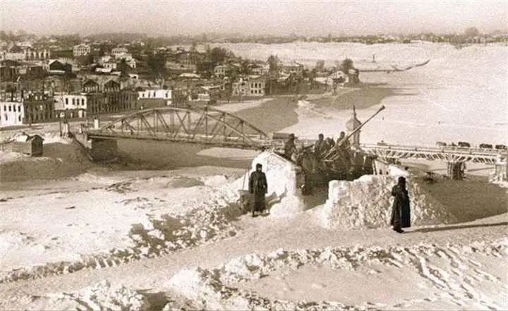 Немецкие зенитчики у моста через Волгу в оккупированном Ржеве Зима 1942 г В - фото 309