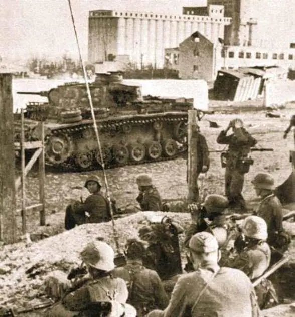 Средний танк PzKpfw III 14й танковой дивизии у сталинградского элеватора - фото 527
