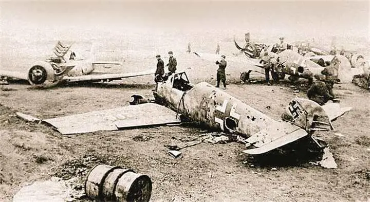 Брошенные на аэродроме самолеты Fw190 и Bf109 Изза нехватки топлива и - фото 917