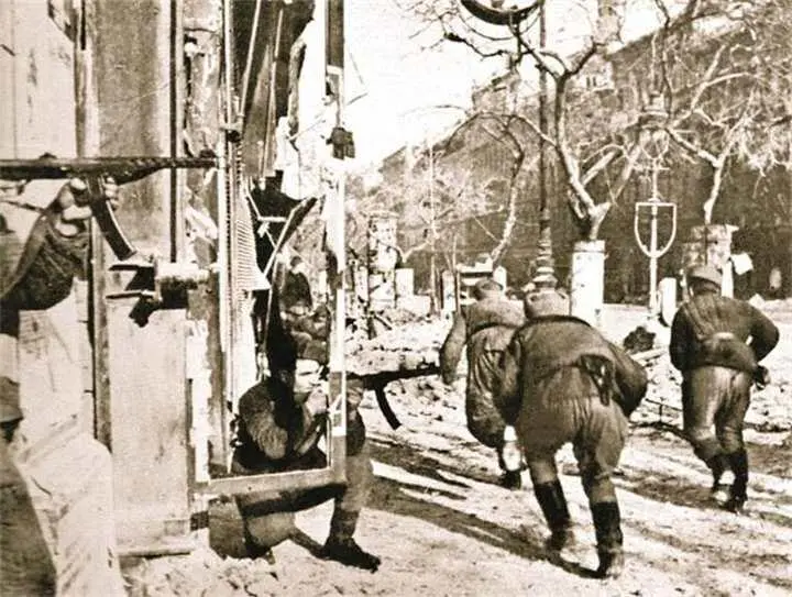 Бойцы Красной Армии ведут бой в Будапеште Февраль 1945 г Впереди - фото 781