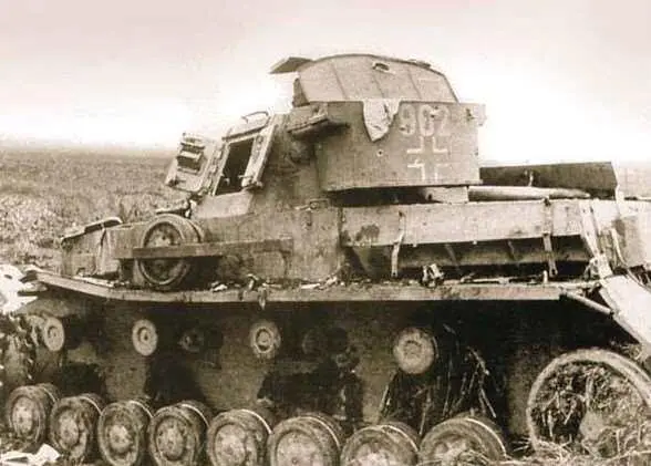 Брошенный немецкий средний танк PzKpfw IV Район Нальчика осень 1942 г По - фото 617