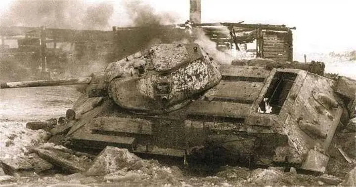 Горящий советский средний танк Т34 подбитый под Москвой 1941 год Экипаж - фото 244