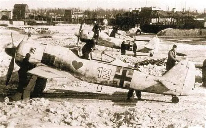 Немецкие истребители Fw190A4 из 1й группы эскадры JG54 Grüne Herz Зеленое - фото 581