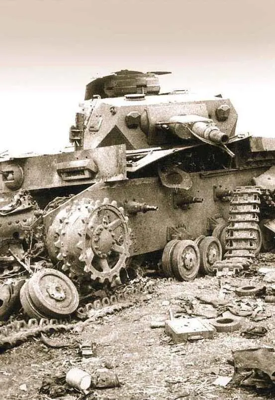 Подбитый немецкий средний танк PzKpfw IV на переднем планеЮгоЗападный - фото 444