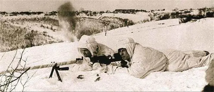 Советские бронебойщики ведут бой Зима 1942 г Бойцы вооружены однозарядным - фото 298