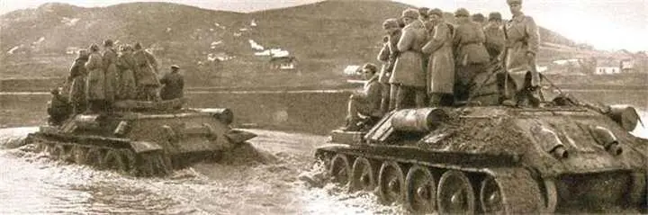 Средние танки Т34 1го Украинского фронта с красноармейцами на броне - фото 760