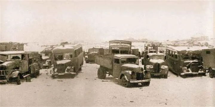 Кладбище автотехники Вермахта под Сталинградом Перед нами штабные автобусы - фото 565