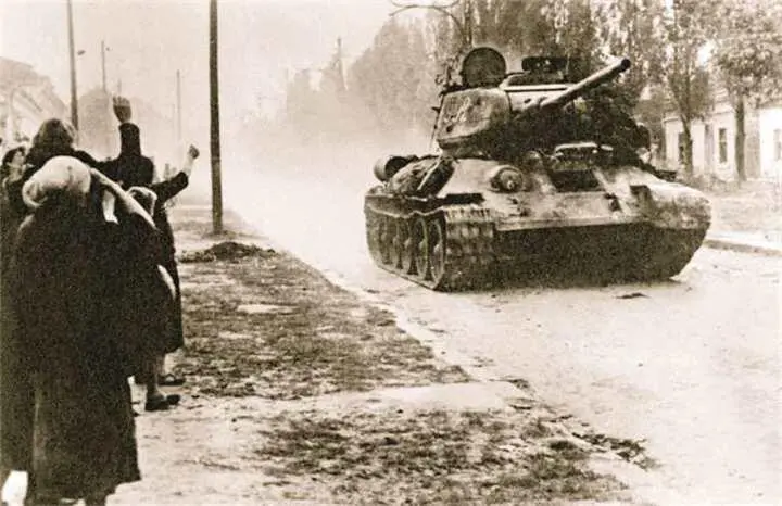 Советский средний танк Т3485 из состава 4го гвардейского механизированного - фото 757