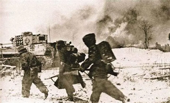 Немецкие солдаты меняют позицию под прикрытием тяжелых танков PzKpfw VI Тигр - фото 720