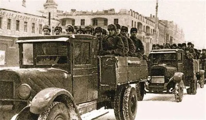 Грузовик с красноармейцами на улицах Москвы Автомашины были важнейшим - фото 278