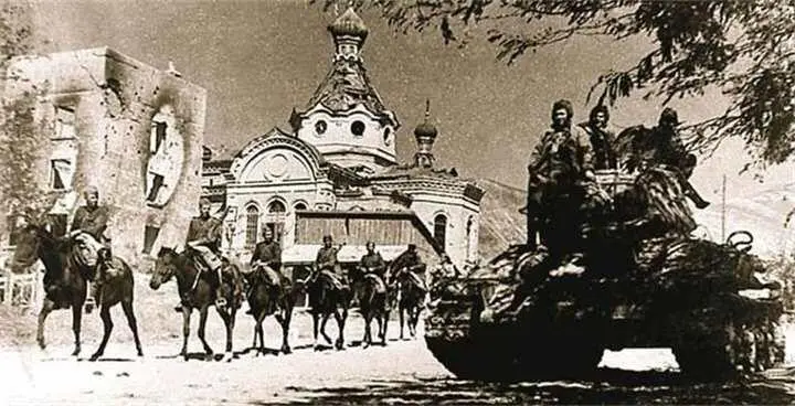 Красноармейцы в освобожденном Новороссийске 11 сентября 1943 г В середине - фото 622