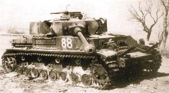 Подбитый и полностью сгоревший немецкий средний танк PzKpfw IV Ausf H из - фото 776