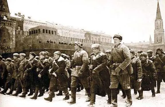 Ополченцы на Московском параде 7 ноября 1941 года Парашютисты заняли оборону у - фото 234