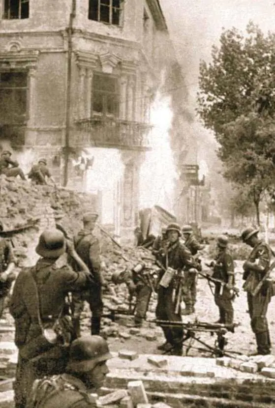 Солдаты Вермахта вновь в РостовенаДону Июль 1942 г В первый раз немцы вошли - фото 587