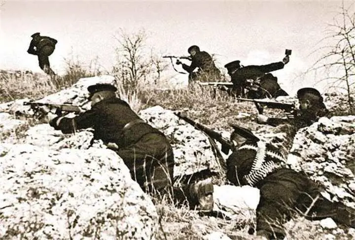 Советские морские пехотинцы ведут бой в районе Севастополя 1942 г - фото 343