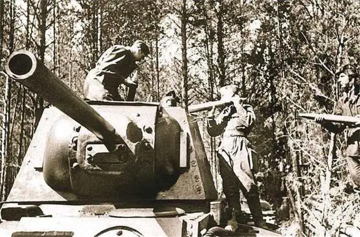 Погрузка боеприпасов в советский тяжелый танк КВ1 33й танковой бригады - фото 314