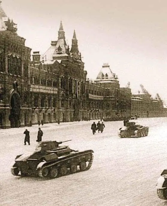 Советские легкие танки Т60 на Красной площади 7 ноября 1941 года Это был - фото 252