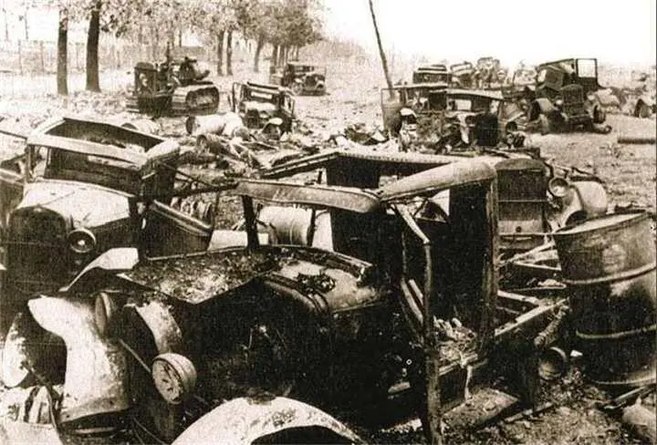 Сгоревшие советские грузовики в районе Пирятина Киевский котел 1941 г - фото 195