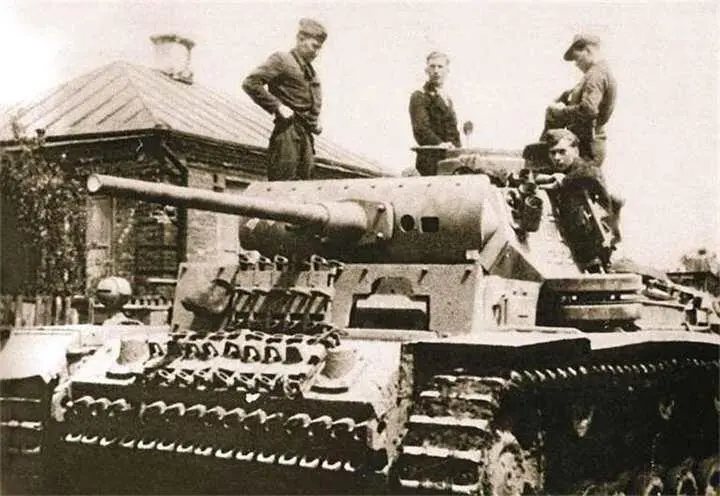 Немецкий средний танк PzKpfw III дивизии СС Мертвая голова 1943 г В - фото 663
