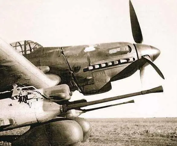 Противотанковая модификация немецкого самолета Ju87G Хорошо видны подвешенные - фото 694