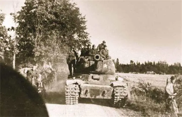 Колонна советских войск на ближних подступах к Таллину Сентябрь 1944 г На - фото 853