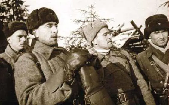 Командование 1й гвардейской танковой бригады на наблюдательном пункте Первый - фото 230