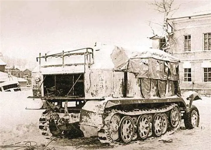 Брошенный полугусеничный транспортер боеприпасов SdKfz11 одной из зенитных - фото 296