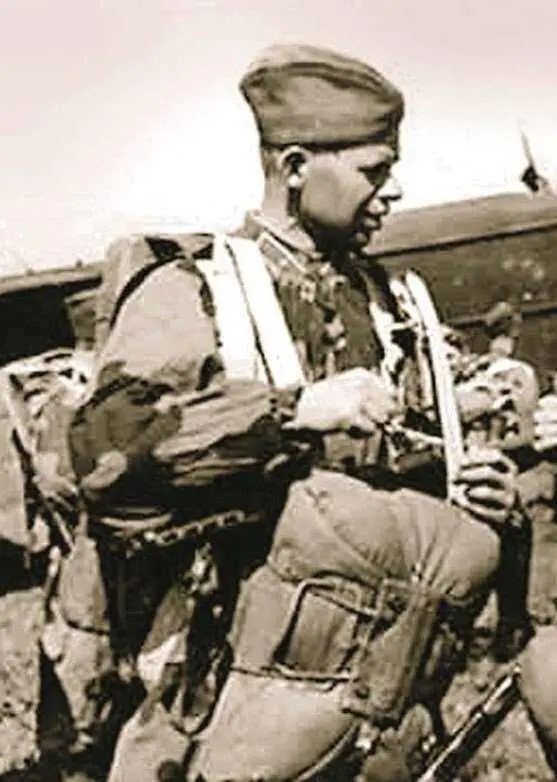 Подготовка советских бойцов перед десантированием 1943 г В качестве помощи в - фото 705