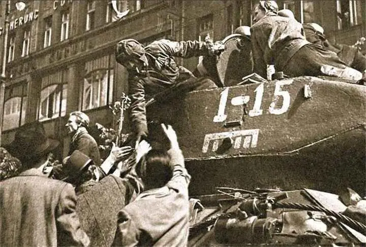 Жители Праги приветствуют советских танкистов бойцов 1го батальона 63й - фото 796