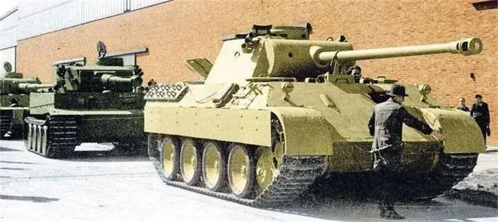 Сошедшие с конвейеров новейшие модели немецких танков PzKpfw V Ausf D - фото 632