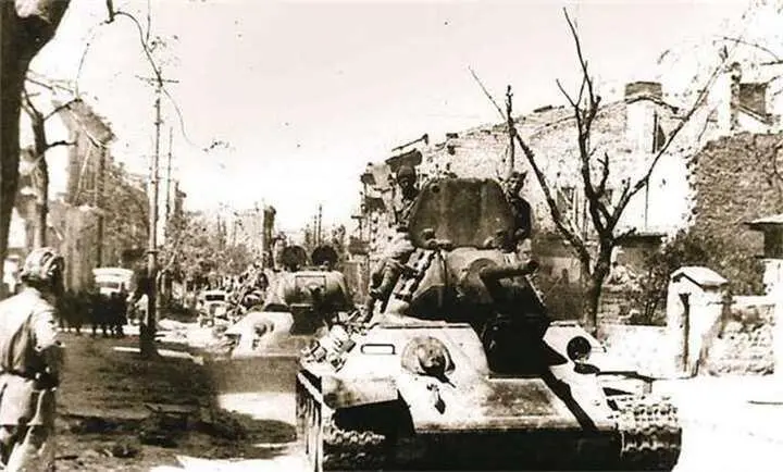 Средние танки Т3476 на улице освобожденного Севастополя Май 1944 года - фото 752
