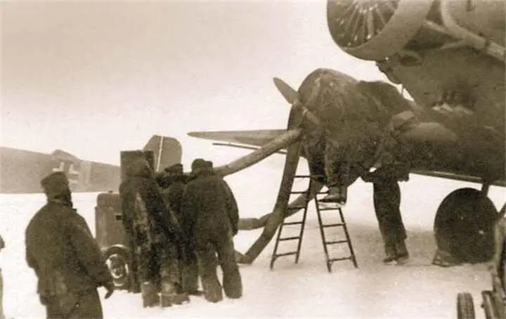 Прогрев двигателей Ju52 с помощью тепловой пушки на аэродроме Питомник Январь - фото 566