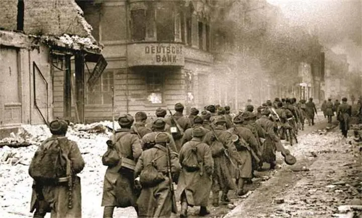 Советские войска проходят через город Шнейдемюль Февраль 1945 г Советские - фото 901