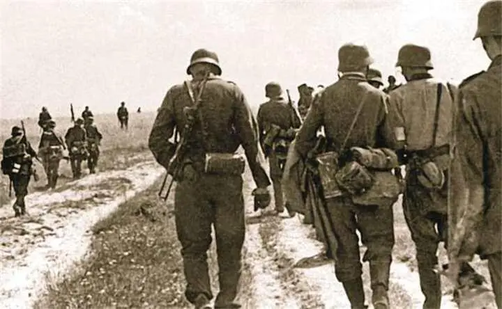 Пехота Вермахта отступает с позиций на Курской дуге Т70 советский легкий - фото 680