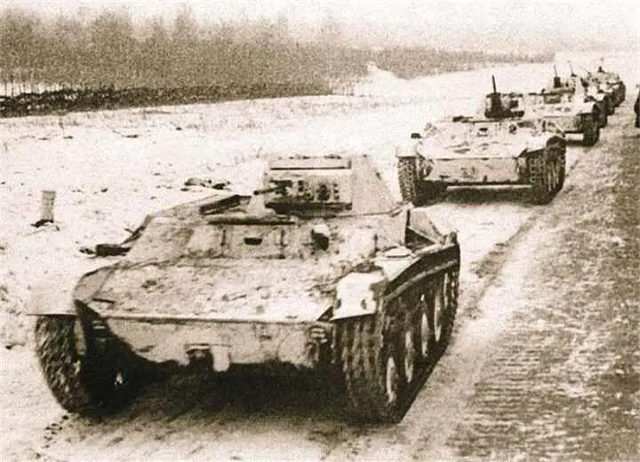 Советские легкие танки Т60 на марше Экипаж советского тяжелого танка КВ1 под - фото 276