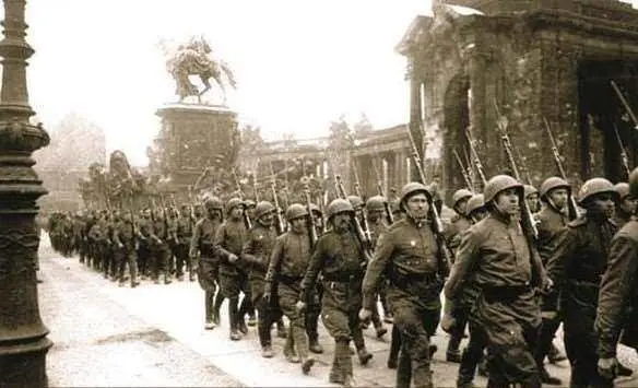 Колонны советских войск проходят по улицам Берлина 24 июня 1945 года на - фото 985