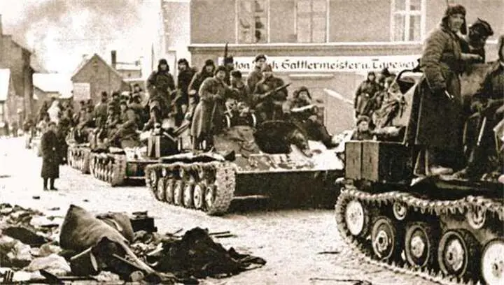 Колонна советских легких самоходноартиллерийских установок СУ76 входит на - фото 899