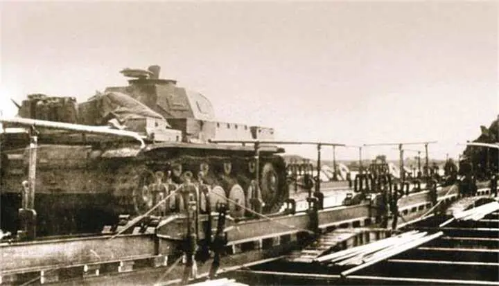 Немецкий легкий танк PzKpfw II на понтонной переправе через Днепр ТИМОШЕНКО - фото 192
