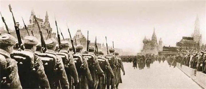 Парад 7 ноября 1941 года Красной площади На снимке военнослужащие с - фото 253