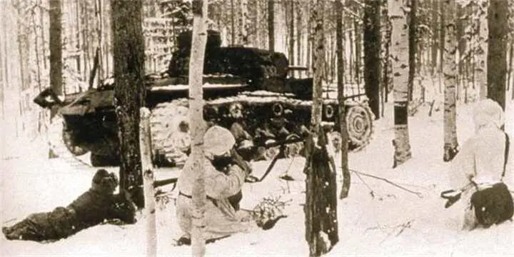 Красноармейцы в бою под Москвой 1941 г Двое бойцов вооружены винтовками - фото 286