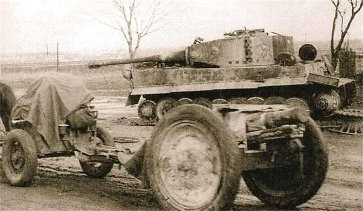 Советское полковое орудие образца 1927 г на конной тяге проезжает мимо - фото 710