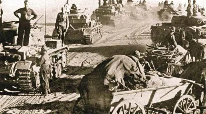 Наступление немецких войск на Сталинград Август 1942 г На снимке колонна - фото 495