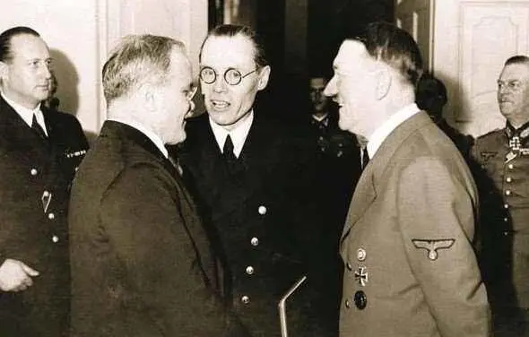 Советский нарком иностранных дел ВМ Молотов на приеме у Адольфа Гитлера в - фото 8
