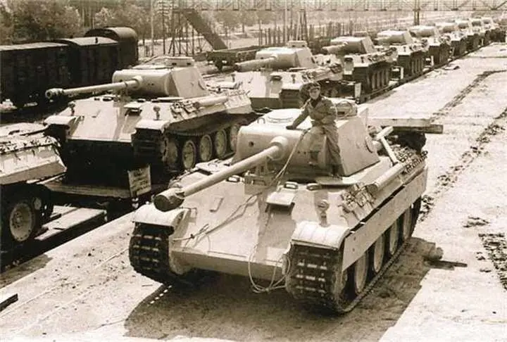 Немецкие средние танки Пантера модификации D2 на железнодорожной станции в - фото 633