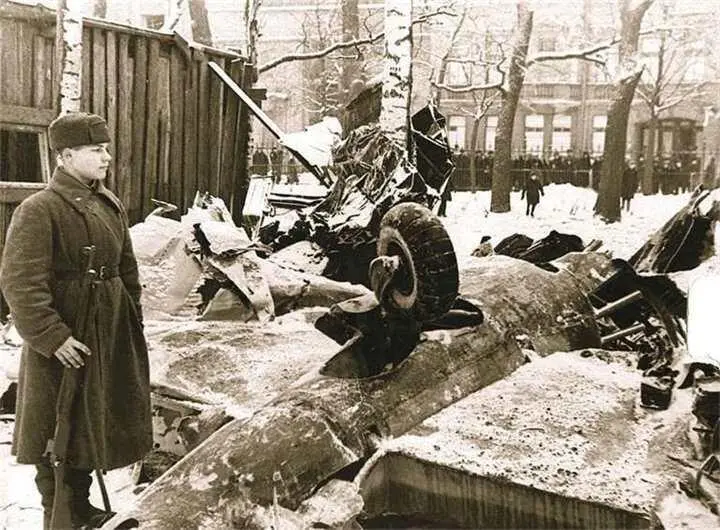 Немецкий бомбардировщик He111 сбитый тараном Алексеем Севастьяновым 4 ноября - фото 395
