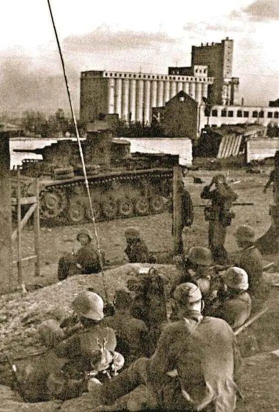 Немецкие войска в районе Сталинградского хлебозавода Сентябрь 1942 г На - фото 521