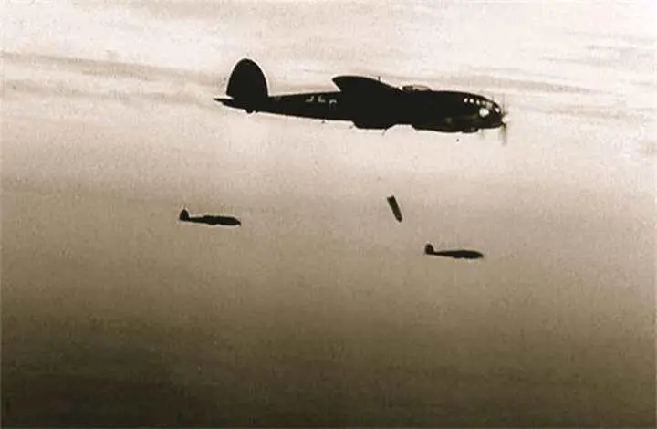 Первая бомба отрывается от He 111 Кадр из немецкого пропагандистского - фото 63